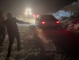 Muş’ta karda mahsur kalan 18 araç 5 saat sonra kurtarıldı