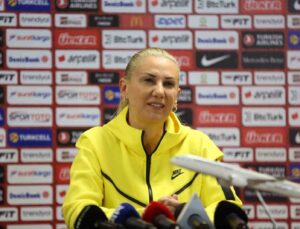Necla Kıragası: “Kadın futbolunun tarihi bu kızlarla yazılıyor”