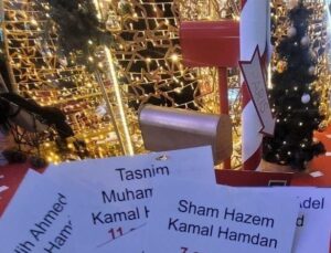 Öldürülen Filistinli çocukların isminin yazdığı broşürler AVM’nin üst katından aşağı bırakıldı