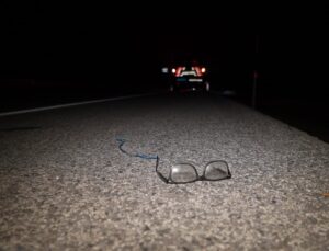 Otomobilin çarptığı ağır yaralanan motosikletlinin, olay yerinde gözlüğü ve evine götürmek için aldığı yol kenarına savrulan ekmekler kaldı