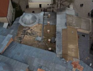 (Özel) Bursa’da tarihi çarşının çatısındaki kurşun kaplamalar çalındı