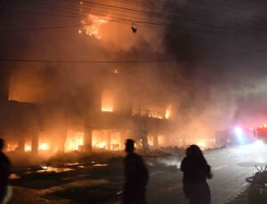 Pakistan’da mobilya çarşısında yangın: 5 ölü