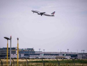Paris’e iniş yapan yolcu uçağının iniş takımında kaçak yolcu bulundu