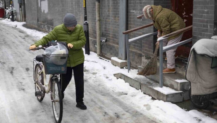 Pekin’de kar yağışı etkili oldu: Seferler durdu, okullar kapatıldı