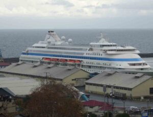 Rus turistleri taşıyan kruvaziyer gemisi Trabzon Limanı’na demirledi