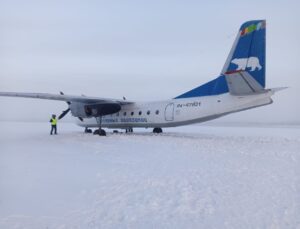 Rusya’da yolcu uçağı havaalanının yanındaki donan nehre indi