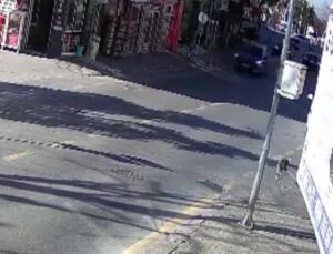 Sakarya’da 4 aracın karıştığı zincirleme kaza kamerada: Vatandaşlar yardıma böyle koştu