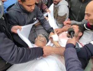 Saldırıda yaralanan Filistinli, öldürülen babasıyla sedyede vedalaştı