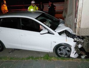 Samsun’da otomobil park halindeki kamyona çarptı: 6 yaralı