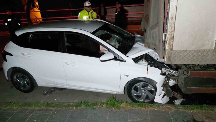 Samsun’da otomobil park halindeki kamyona çarptı: 6 yaralı