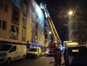 Sancaktepe’de bir binada yoğun dumana maruz kalan vatandaşları itfaiye kurtardı