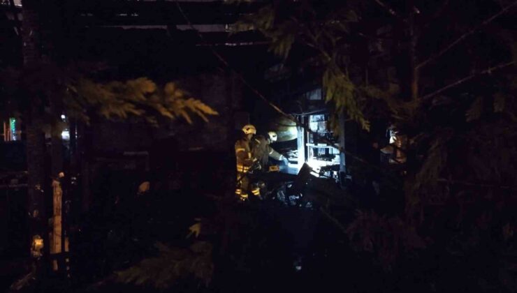 Sancaktepe’de dürümcü dükkanı alev alev yandı
