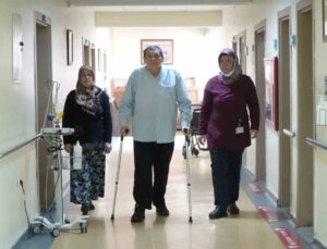 Sedye üzerinde geldiği hastaneden 4 ay sonra yürüyerek çıktı