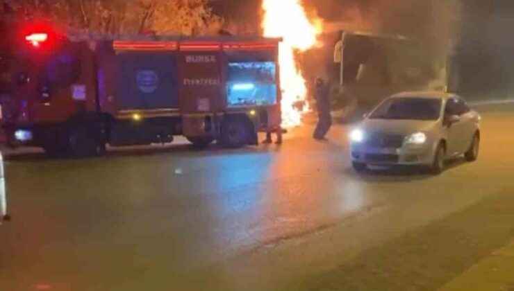 Seyir halindeki servis otobüsü alev alev yandı
