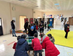 Siirt’te öğrenciler belediyenin spor tesisinde eğlenceli vakit geçiriyor