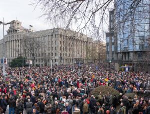 Sırbistan’da seçim protestoları sürüyor: Binlerce kişi seçimlerin tekrarını istedi