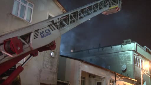 Sultanbeyli’de evin çatısı yandı, mahalleli sokağa döküldü
