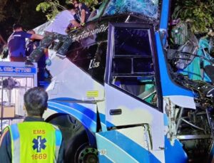 Tayland’da iki katlı otobüs ağaca çarptı: 14 ölü, 35 yaralı