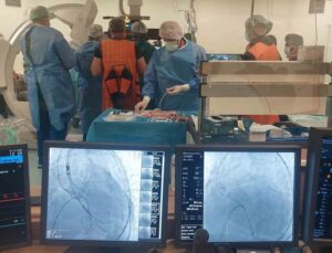 Tıpta çare tükenmiyor: İki yaşlı hastanın kalp kapağı değiştirildi