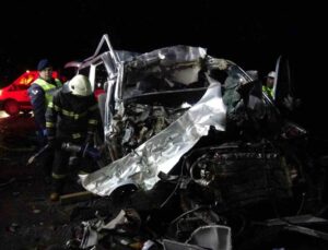 Tokat’ta minibüs kamyona arkadan çarptı: 5 ölü