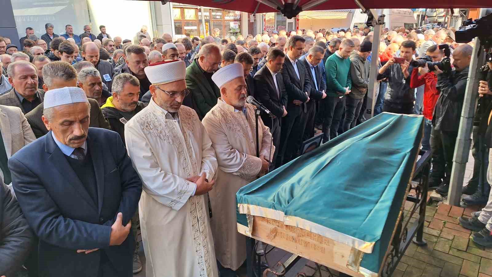 Trabzon’un Beşikdüzü ilçesinde dalgalara kapılan lise öğrencilerinden Emir Berke Aşık Vakfıkebir ilçesinde toprağa verildi