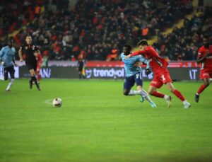 Trendyol Süper Lig: Gaziantep FK: 1 – Adana Demirspor: 0 (İlk yarı)