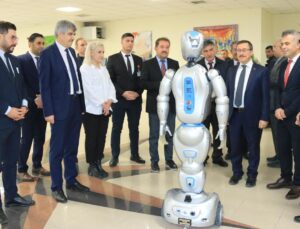 Turgut Özal Tıp Merkezi’nde yapay zekalı robotlar iş başında