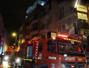 Uşak’ta 3 katlı binada çıkan yangın korkuttu