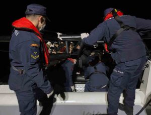Yunanistan’ın Türk karasularına geri ittiği 45 düzensiz göçmen kurtarıldı