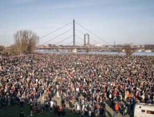 Almanya’nın Hamburg kentinde çok sağ tersi şova yaklaşık 50 bin kişi katıldı