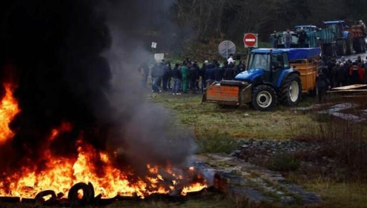 Fransa’da çiftçiler otoyola döktükleri ithal meyveleri ateşe verdi