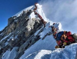 Everest kokmaya başladı: Dışkılamak yasaklandı