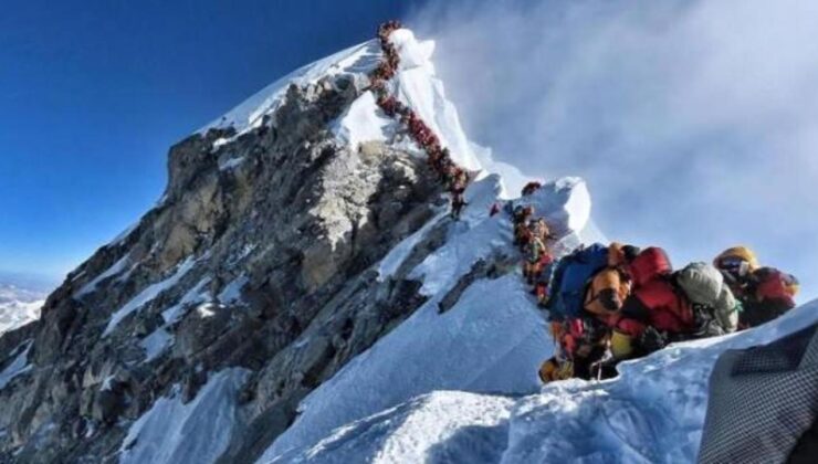 Everest kokmaya başladı: Dışkılamak yasaklandı