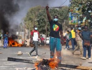 Fransa tekrar Afrika’yı karıştırıyor! Seçim ertelendi, sokaklarda tansiyon tırmandı