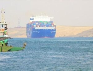 Mısır’ın Süveyş Kanalı’ndan geliri yarı yarıya azaldı