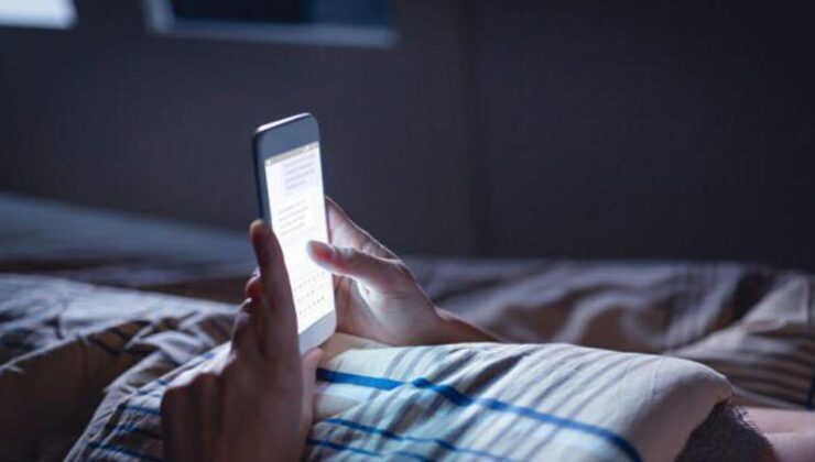Uyuyamamanızın  temel nedeni: Gece uyku ortasında telefondan uzak durun!