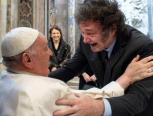 “Yahudi olabilirim” diyen siyasetçi, “embesil” dediği Papa’ya sarıldı
