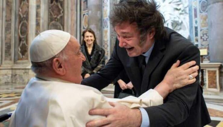 “Yahudi olabilirim” diyen siyasetçi, “embesil” dediği Papa’ya sarıldı