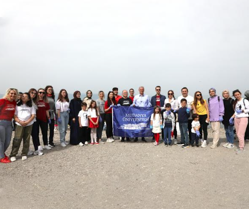 MUDÜ’lü öğrenciler Mudanya sahilini temizledi