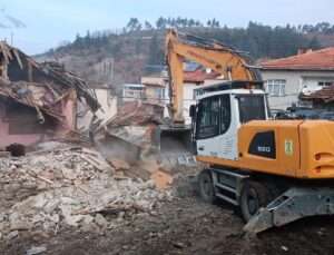 Osmangazi’de metruk bina yıkımları hız kazandı