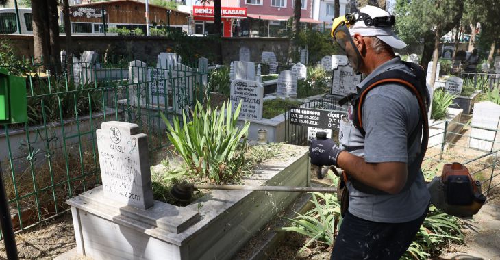 Büyükşehir ile 17 ilçedeki mezarlıklar bayrama hazır