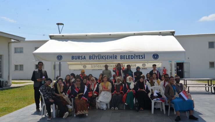Türkçe eğitimini başarıyla tamamlayan misafir öğrenciler belgelerini aldı