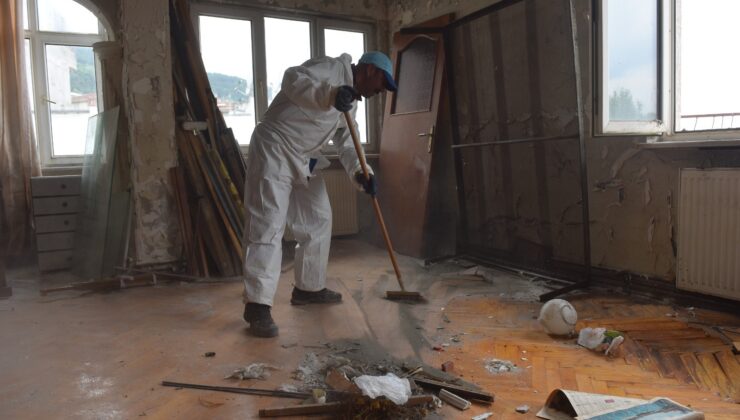 Yıldırım Belediyesi, çöp yığınına dönen evi temizleyerek dezenfekte etti.