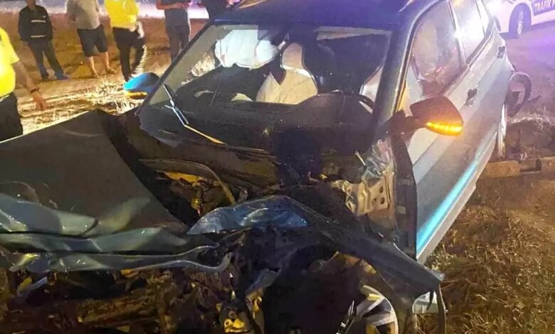 bursada kirmizi isik ihlali sonucu tir otomobile carpti EnGYO339.jpg