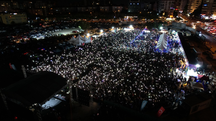 Ünlü Sanatçı Ekin Uzunlar’dan Kemençe Şovları