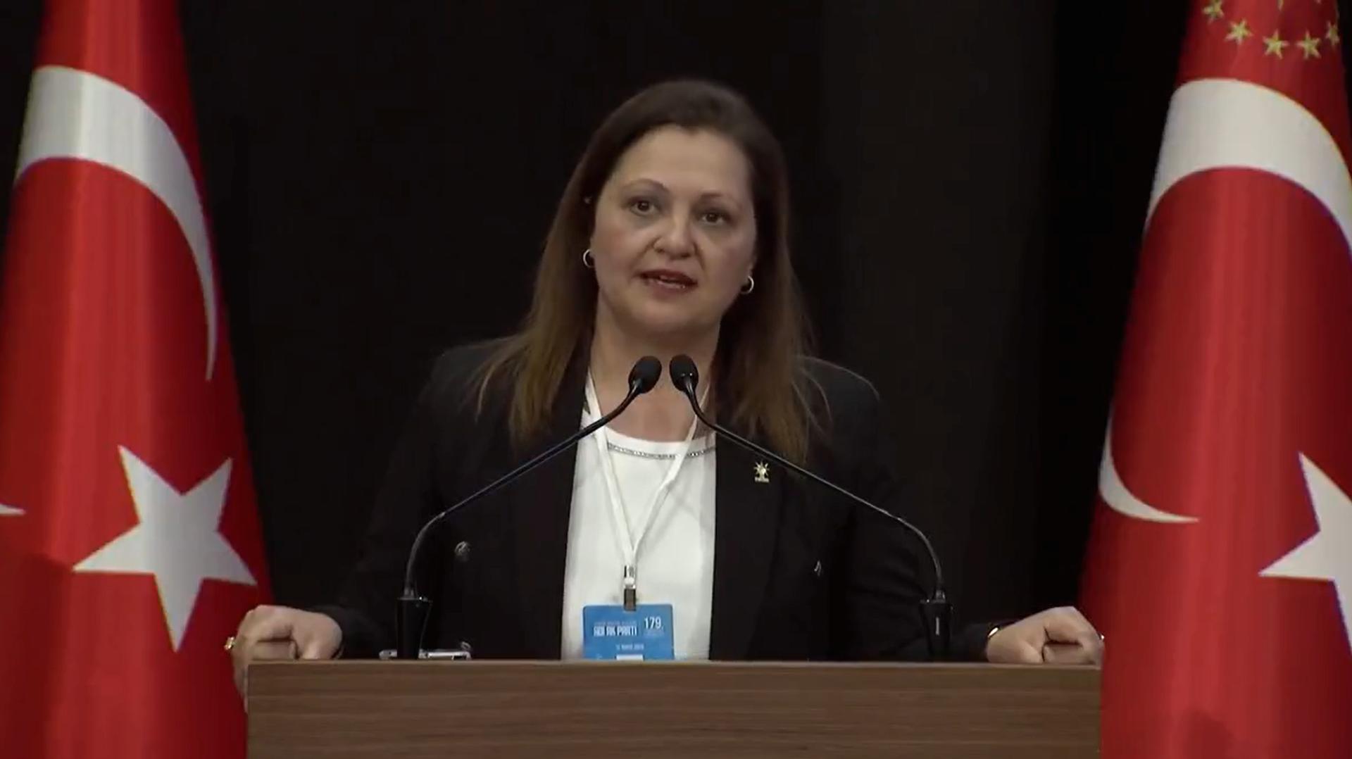 AK Parti rozeti takılan Burcu Köksal'dan ilk açıklamalar ve duygularını
