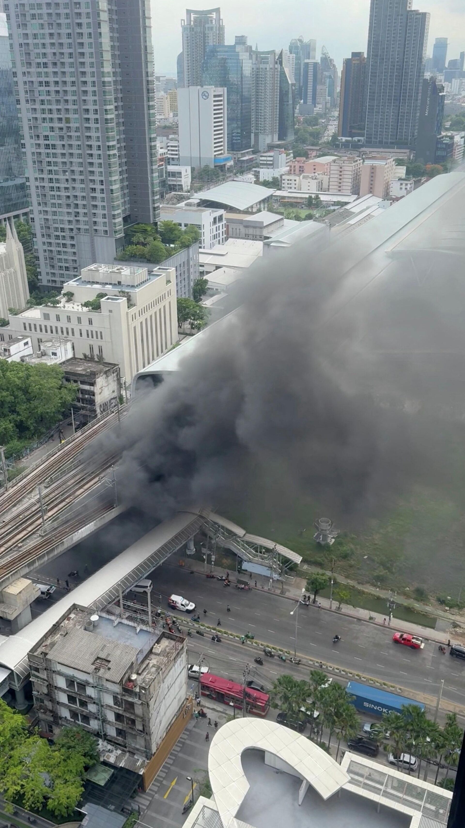 Bangkok'ta Tren ve Otobüs Çarpışması Yürekleri Yakarken Otobüste Yangın Çıktı