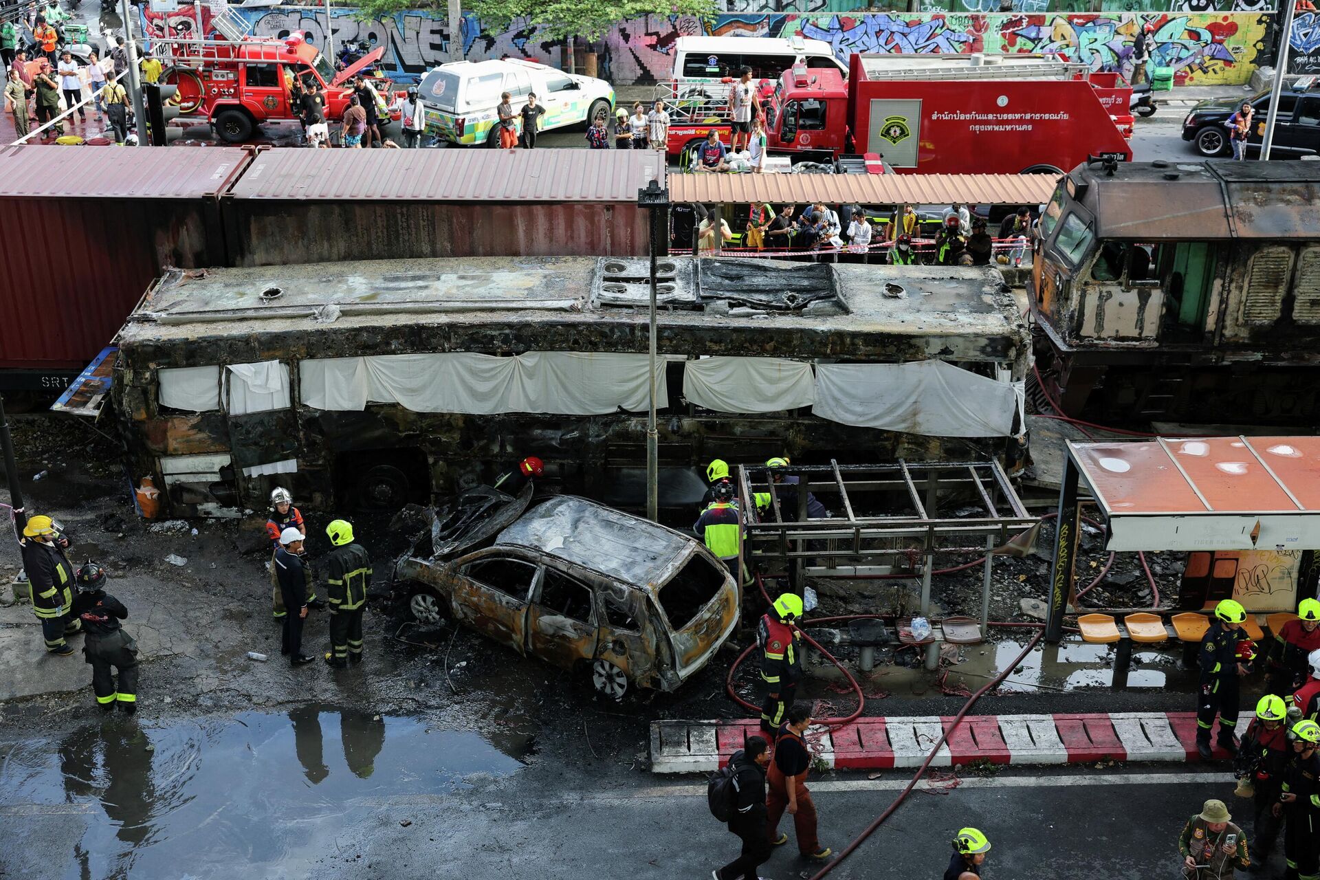 Bangkok'ta Tren ve Otobüs Çarpışması Yürekleri Yakarken Otobüste Yangın Çıktı