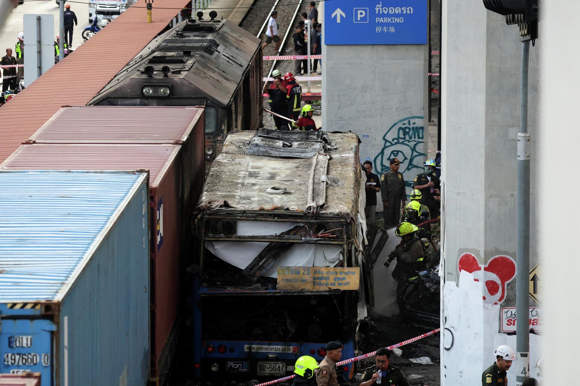 Bangkok'ta Tren ve Otobüs Çarpışması Yürekleri Yakarken Otobüste Yangın Çıktı