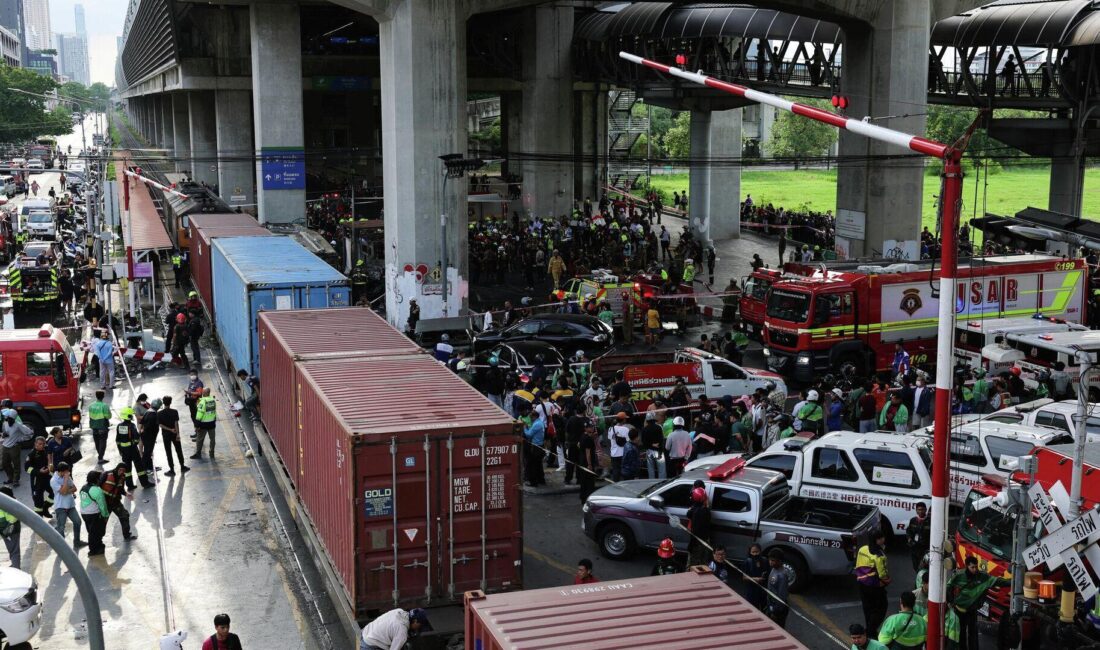 Bangkok'ta tren ve otobüs çarpışması yürekleri sarmış, otobüste çıkan yangın